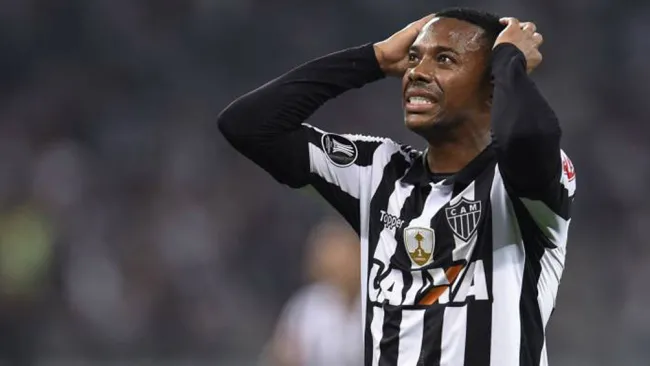 Robinho durante un duelo en la Liga de Brasil 