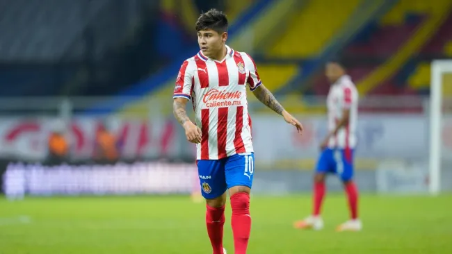 Eduardo López durante un partido con Chivas