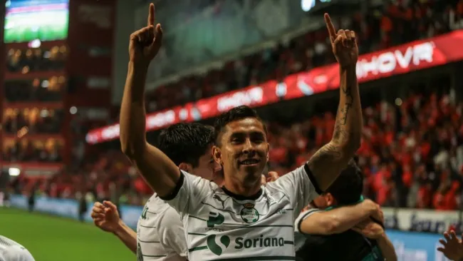 Jesús Isijara luego de ser campeón con Santos