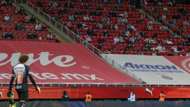 Afición en el Akron en el Clásico Nacional
