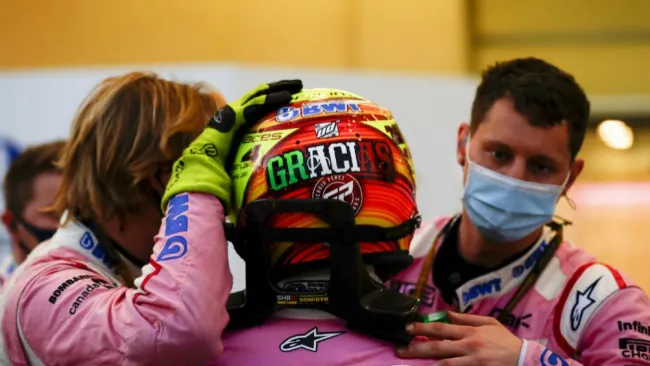 Checo Pérez con el equipo de Racing Point