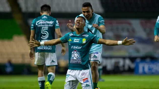 Yairo Moreno celebrando el segundo gol ante Pumas