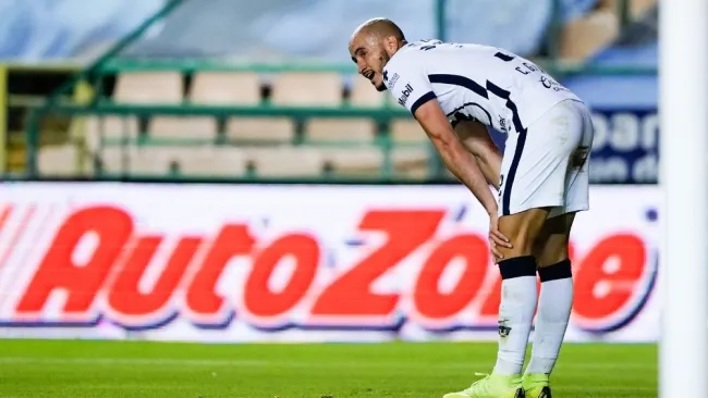 Carlos González en un partido con Pumas 