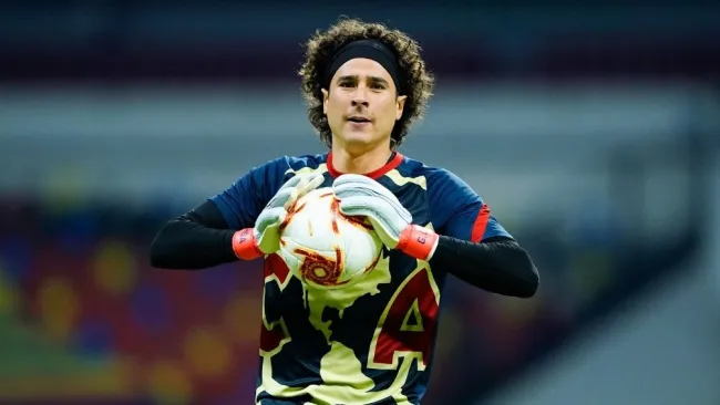 Guillermo Ochoa en un partido con América 