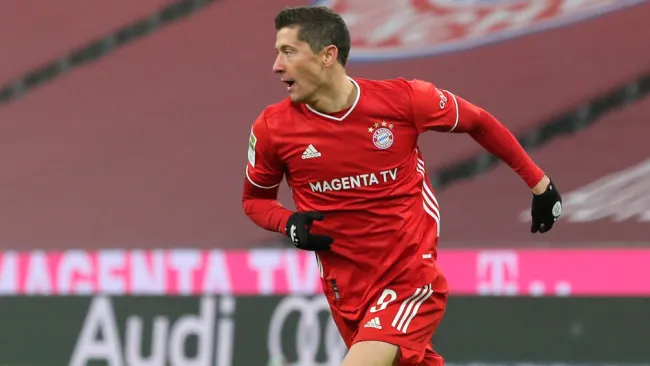 Robert Lewandowski durante un duelo con el Bayern Munich 