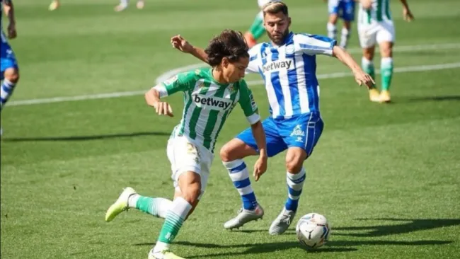 Diego Lainez en un partido con el Real Betis