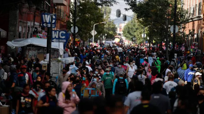 Calle de la CDMX con personas caminando con y sin cubrebocas 