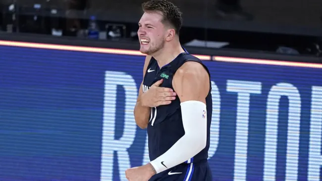 Luka Doncic, feliz en un juego con Dallas