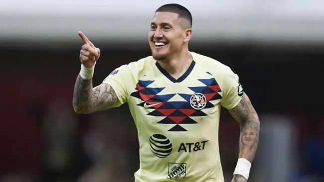 Nico Castillo durante un partido con América