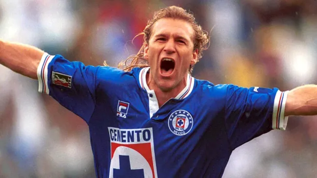 Héctor Adomaitis durante un partido con Cruz Azul