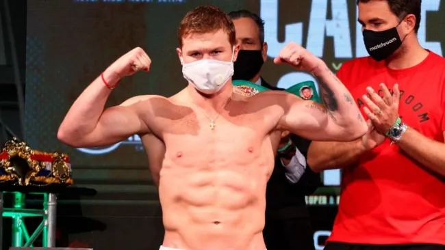 Saúl Álvarez durante el pesaje