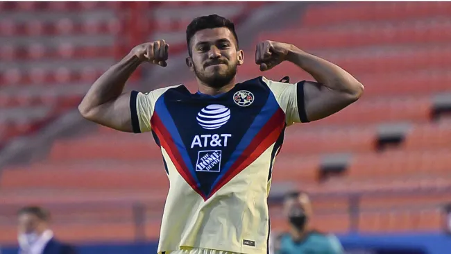 Henry Martín festeja un gol con América