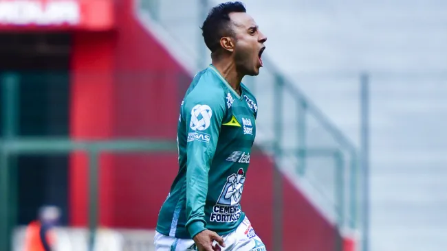 Luis Montes en festejo de gol