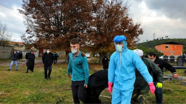 Voluntarios trasladan un cuerpo de paciente muerto por Covid en Irán 