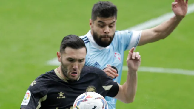 Néstor Araujo marcando a Luis Pérez