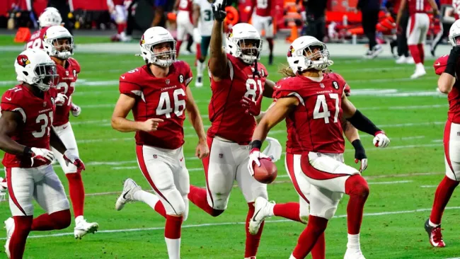 Jugadores de Cardinals celebran vs Eagles