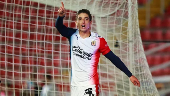 Isaac Brizuela en partido con las Chivas 