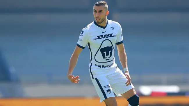 Mayorga, durante un partido de Pumasv