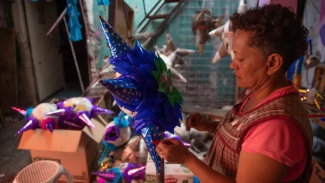 La piñatería es el negocio de la familia de doña María Pilar Bucio