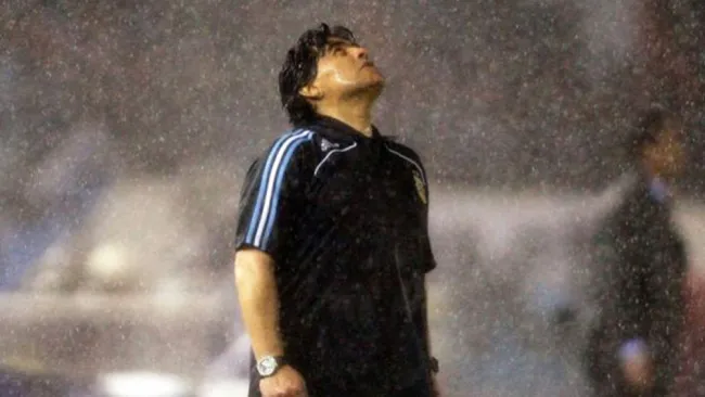 Diego Armando Maradona bajo la lluvia luego de un partido