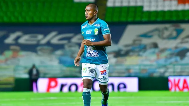 Pedro Aquino durante un partido con León