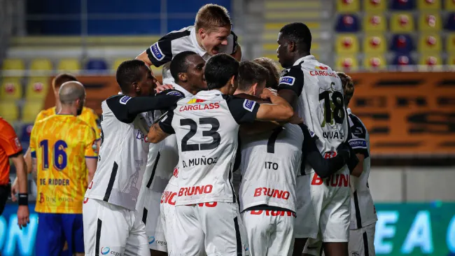Jugadores del Genk festejan una anotación en Bélgica 