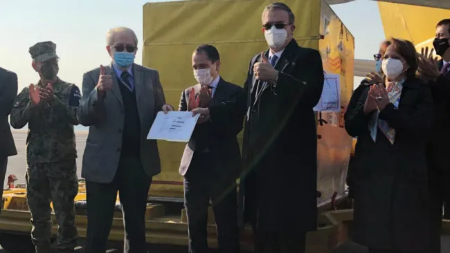 Marcelo Ebrard hace entrega del lote de la vacunas al secretario de Salud, Jorge Alcocer