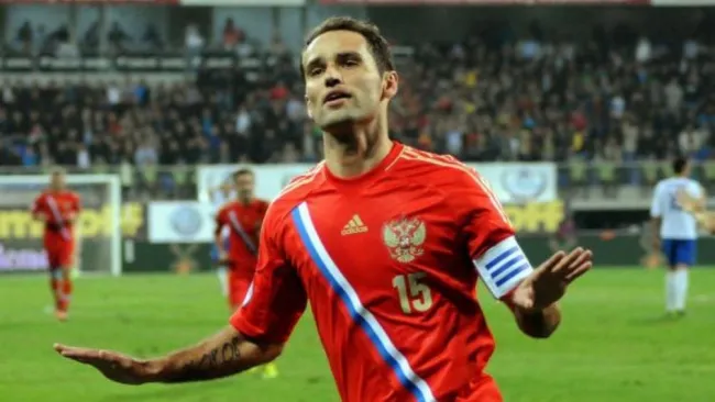 Roman Shirokov en un partido con su selección 