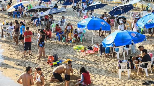 Vacacionistas disfrutan de las playas de Acapulco