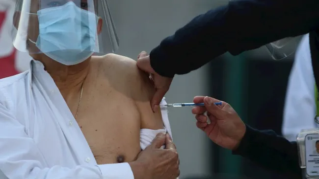 Hombre recibe vacuna contra Covid-19