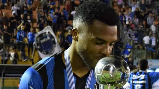 Maximiliano Pereira, feliz tras conquistar el título