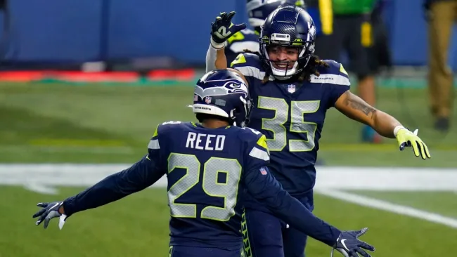 Jugadores de Seahawks celebran ante Rams