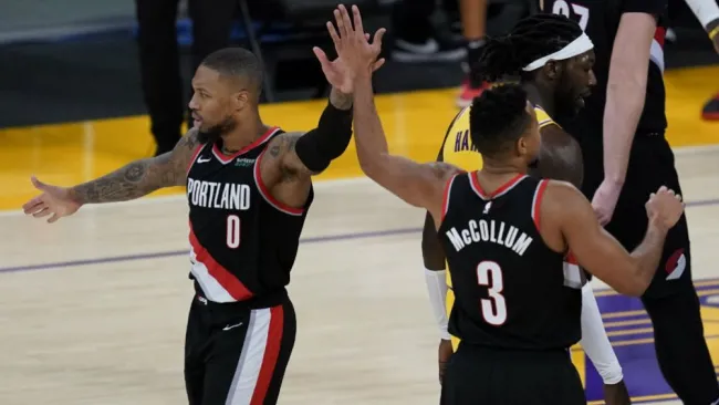 Damian Lillard y CJ McCollum en festejo ante Lakers