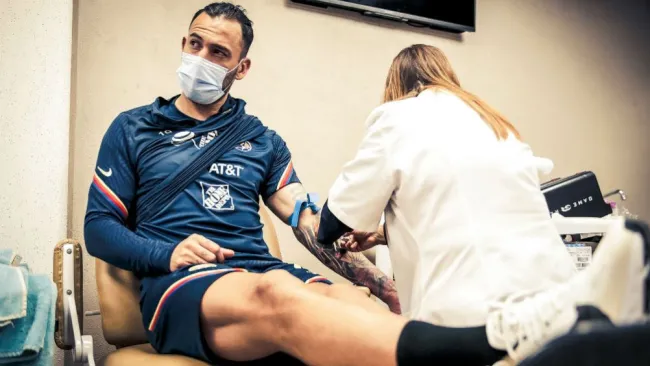 Emanuel Aguilera realizando exámenes médicos