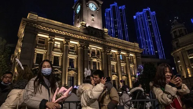 Habitantes de Wuhan, lugar de origen del Covid-19, celebran el 2021
