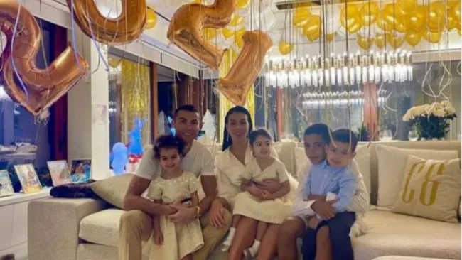 Cristiano Ronaldo y su familia celebrando el 2021