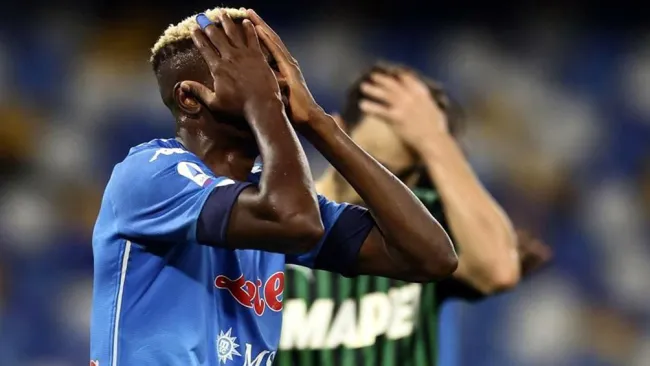 Víctor Osimhense lamenta tras una acción