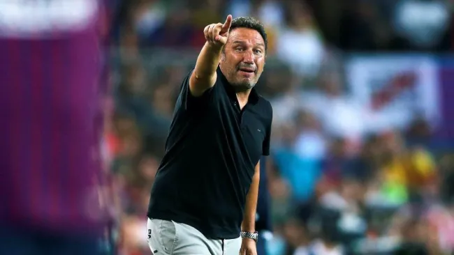 Eusebio Sacristán dirigiendo un partido