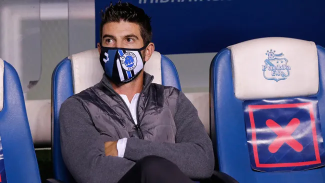 Alex Diego observa un partido