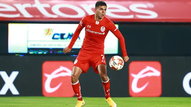Alan Medina controla el esférico en un juego del Toluca