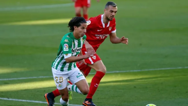 Diego Lainez perseguido por un rival del Sevilla