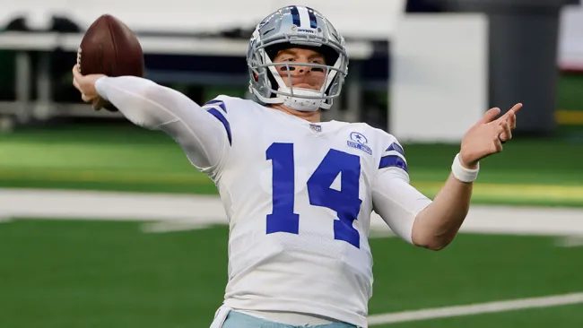 Andy Dalton lanza un pase durante un juego de Dallas