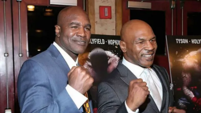 Evander Holyfield y Mike Tyson durante un evento