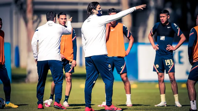 Solari da indicaciones en un entrenamiento del América