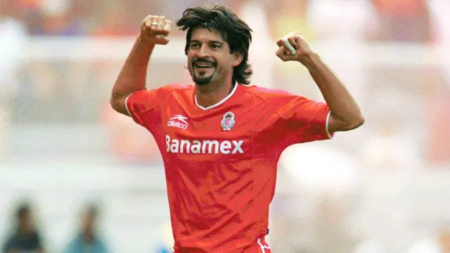 José Saturnino Cardozo festejando un gol con Toluca