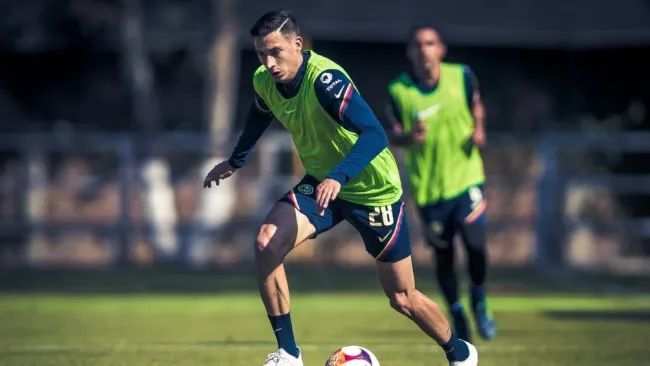 Mauro Lainez en un entrenamiento con América 
