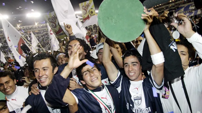 Jugadores de Pachuca festejan el título de 2007