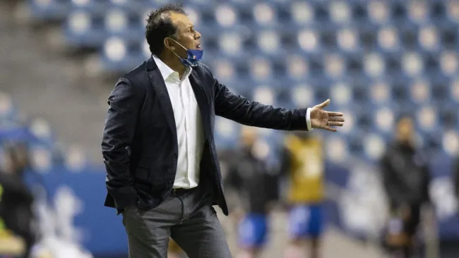 Juan Reynoso durante un partido con Puebla