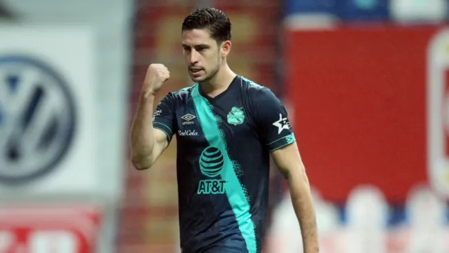 Santiago Ormeño en un partido con el Puebla