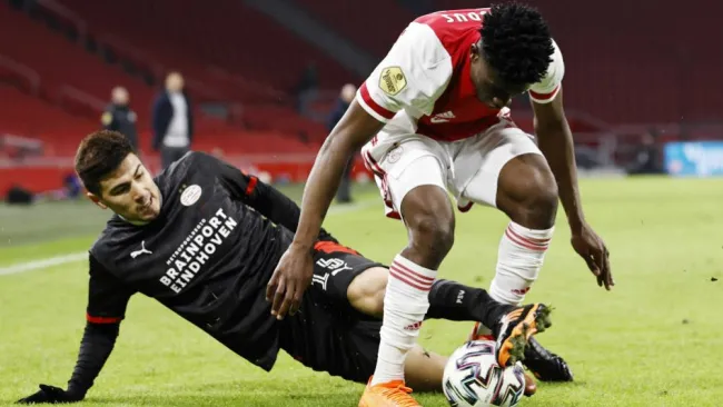 Erick Gutiérrez en acción con PSV ante Ajax
